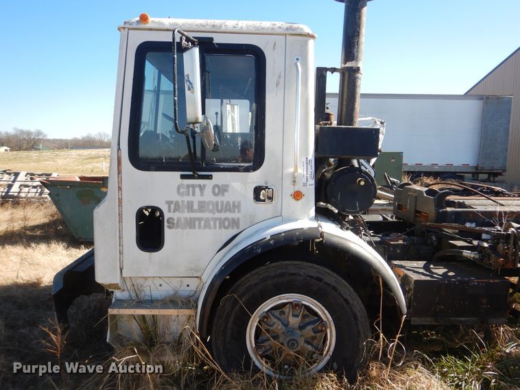 image for item DJ8621 1996 Mack MR  roll-off container truck