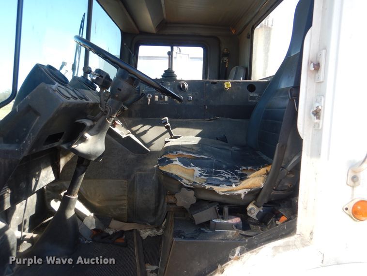 image for item DJ8621 1996 Mack MR  roll-off container truck