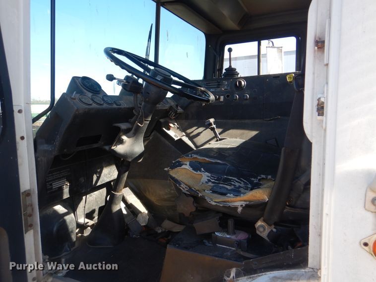 image for item DJ8621 1996 Mack MR  roll-off container truck