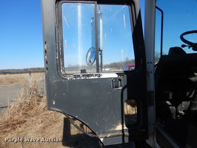 image for item DJ8621 1996 Mack MR  roll-off container truck