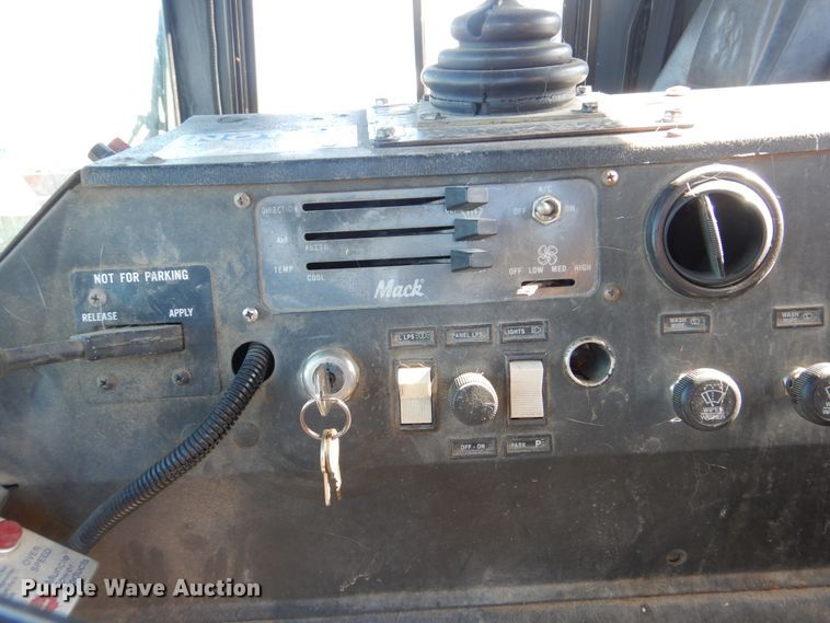 image for item DJ8621 1996 Mack MR  roll-off container truck