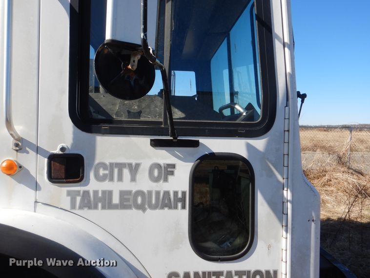 image for item DJ8621 1996 Mack MR  roll-off container truck