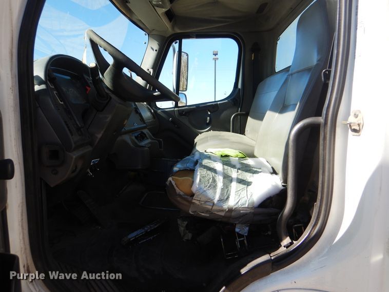 image for item DJ8622 2004 Freightliner Business Class M2  refuse truck