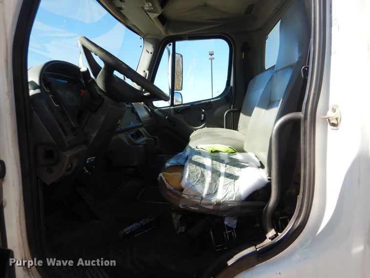 image for item DJ8622 2004 Freightliner Business Class M2  refuse truck