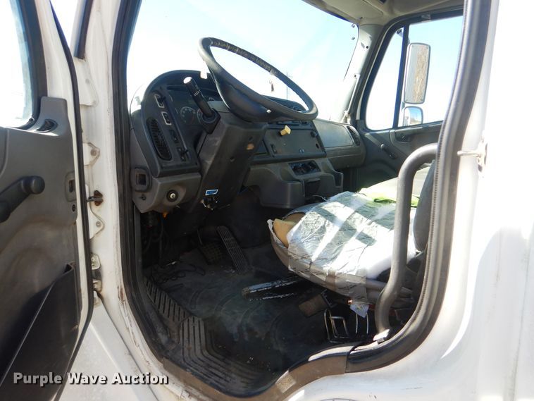 image for item DJ8622 2004 Freightliner Business Class M2  refuse truck