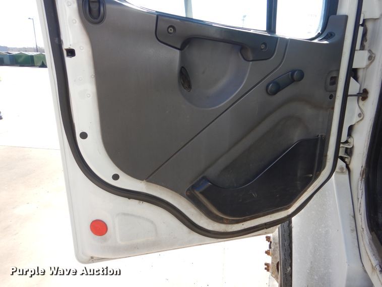 image for item DJ8622 2004 Freightliner Business Class M2  refuse truck