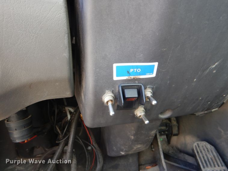 image for item DJ8622 2004 Freightliner Business Class M2  refuse truck