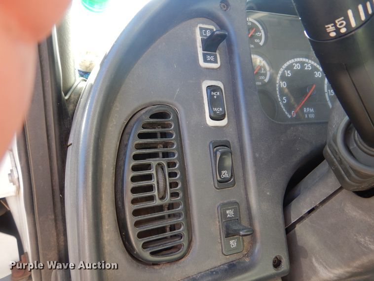 image for item DJ8622 2004 Freightliner Business Class M2  refuse truck