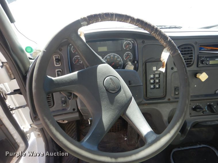 image for item DJ8622 2004 Freightliner Business Class M2  refuse truck