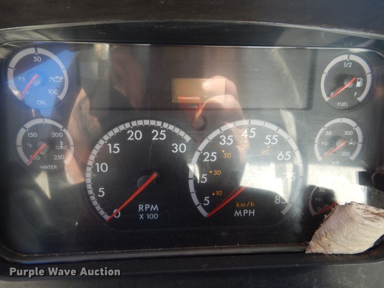 image for item DJ8622 2004 Freightliner Business Class M2  refuse truck