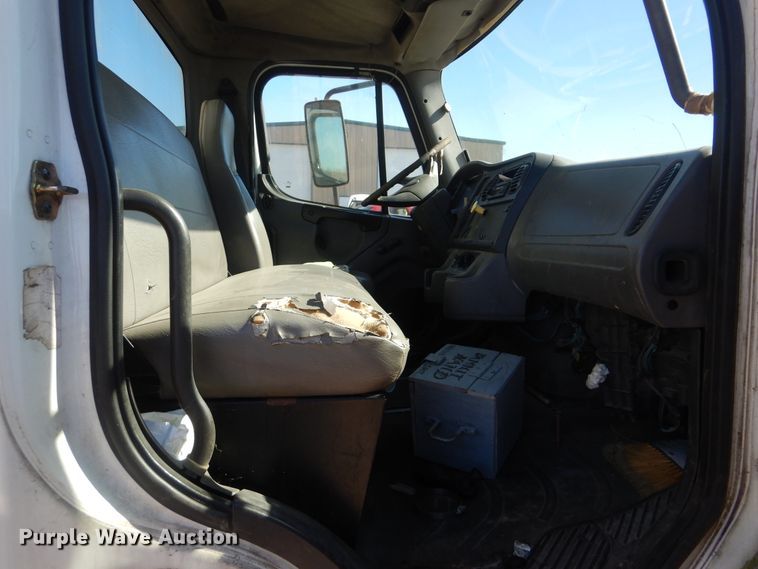 image for item DJ8622 2004 Freightliner Business Class M2  refuse truck