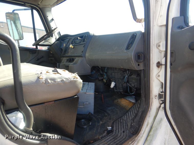 image for item DJ8622 2004 Freightliner Business Class M2  refuse truck