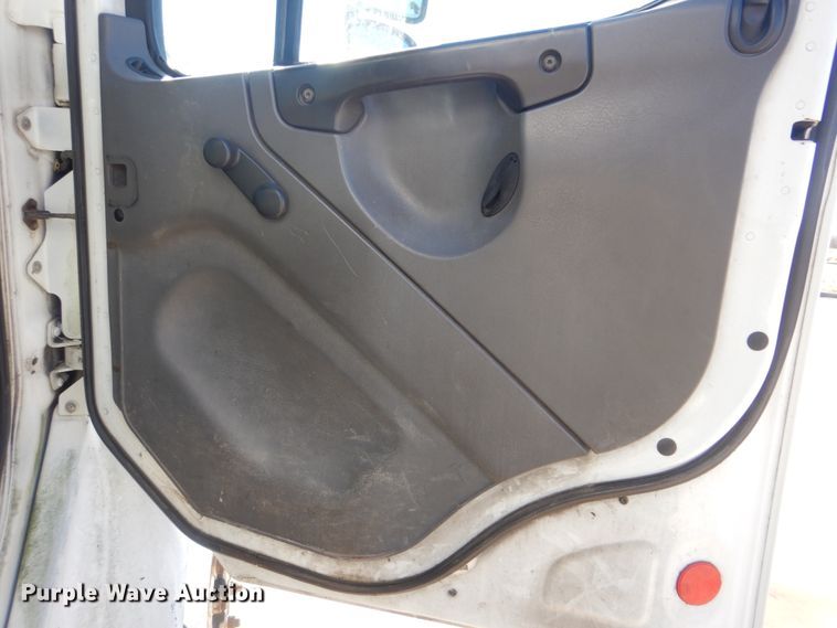 image for item DJ8622 2004 Freightliner Business Class M2  refuse truck