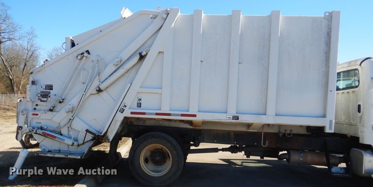 image for item DJ8622 2004 Freightliner Business Class M2  refuse truck