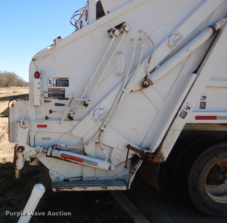 image for item DJ8622 2004 Freightliner Business Class M2  refuse truck