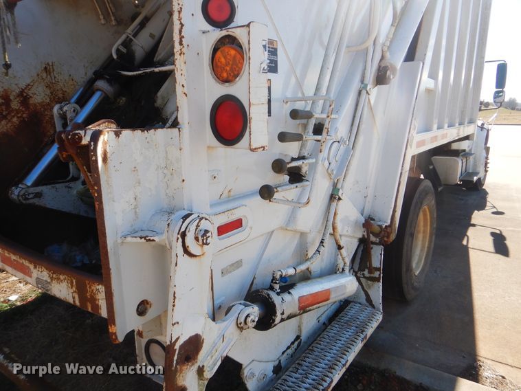 image for item DJ8622 2004 Freightliner Business Class M2  refuse truck