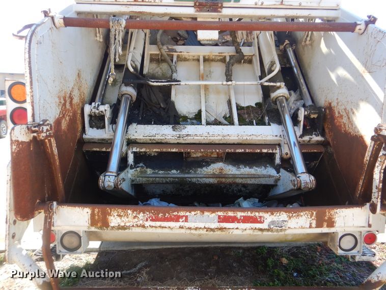 image for item DJ8622 2004 Freightliner Business Class M2  refuse truck