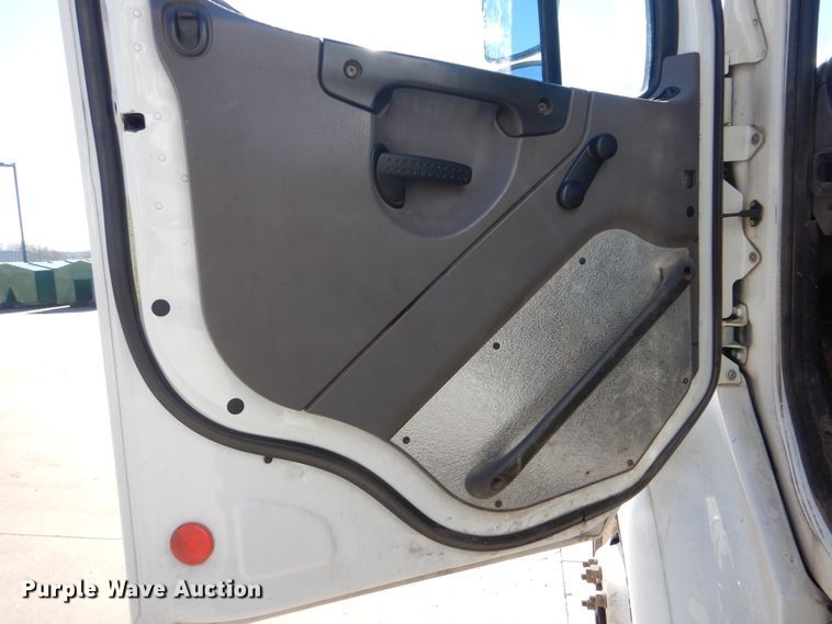 image for item DJ8623 2012 Freightliner Business Class M2  refuse truck