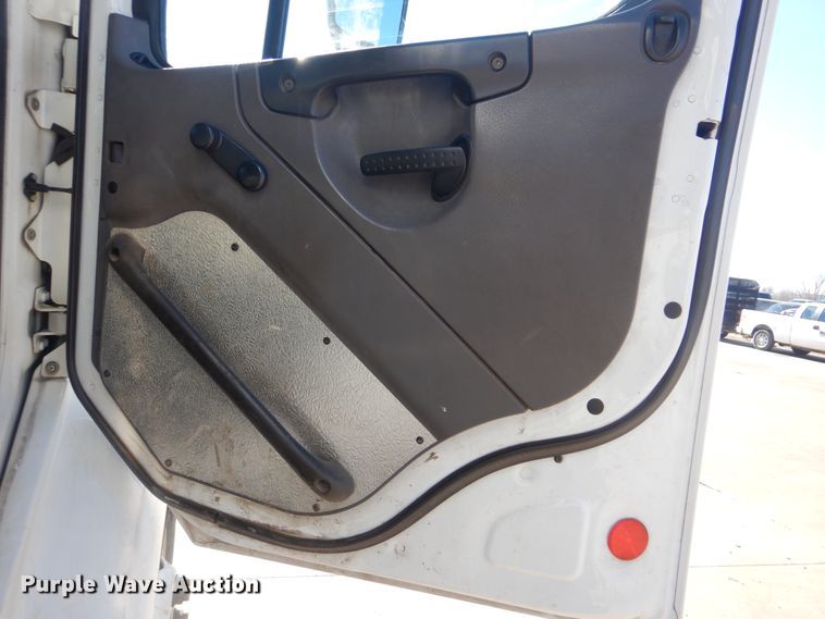 image for item DJ8623 2012 Freightliner Business Class M2  refuse truck