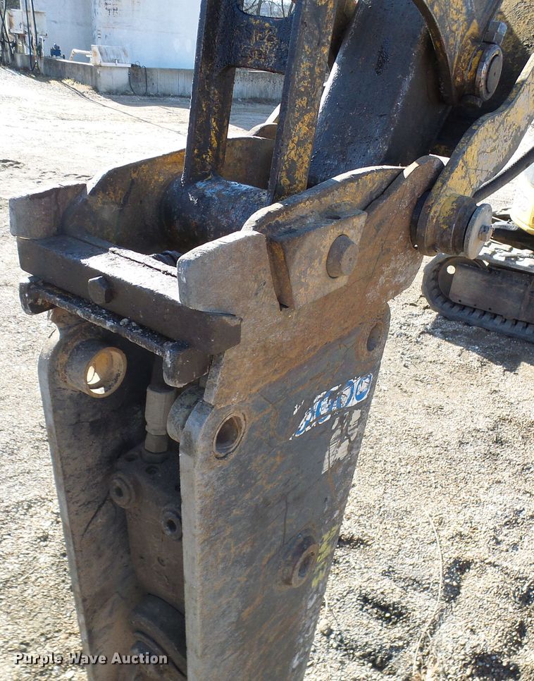 image for item DL0747 Stanley MB3570 hydraulic breaker