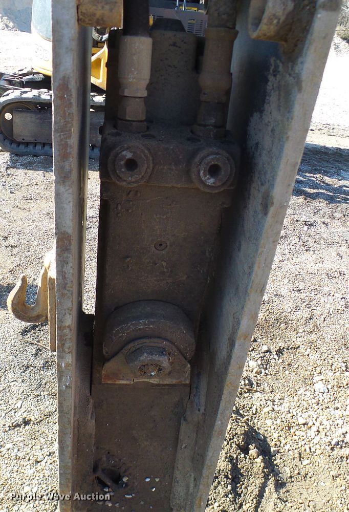 image for item DL0747 Stanley MB3570 hydraulic breaker