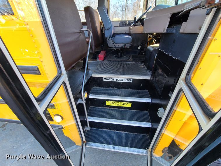 image for item DN6000 2001 International 3800  school bus