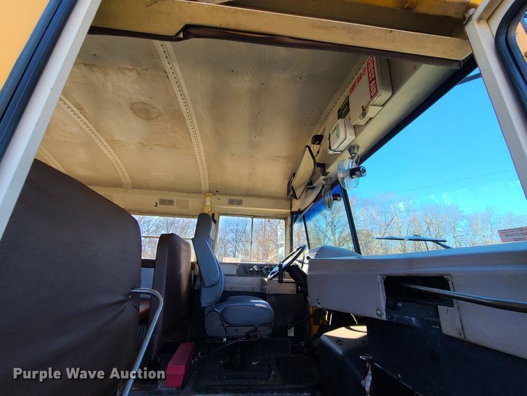 image for item DN6000 2001 International 3800  school bus