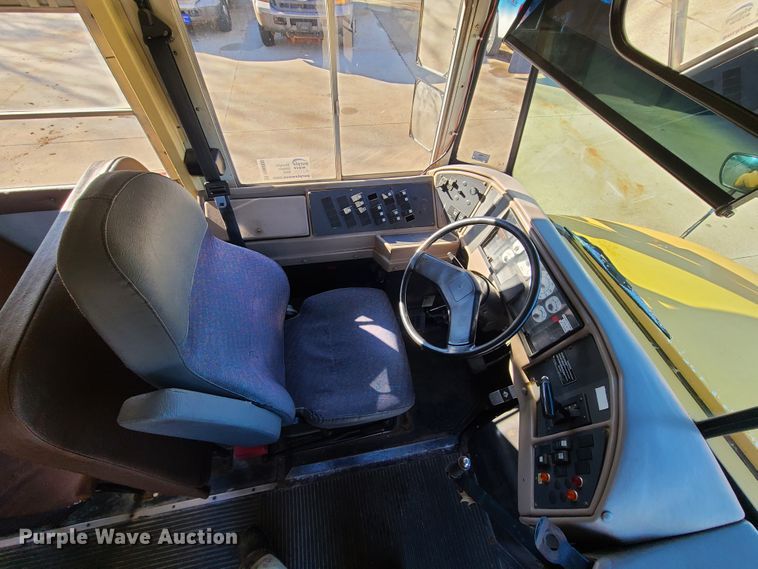 image for item DN6000 2001 International 3800  school bus