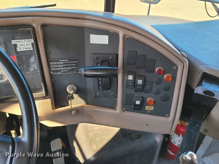 image for item DN6000 2001 International 3800  school bus