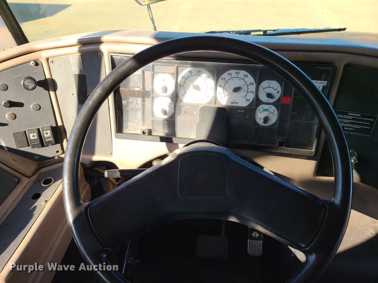 image for item DN6000 2001 International 3800  school bus