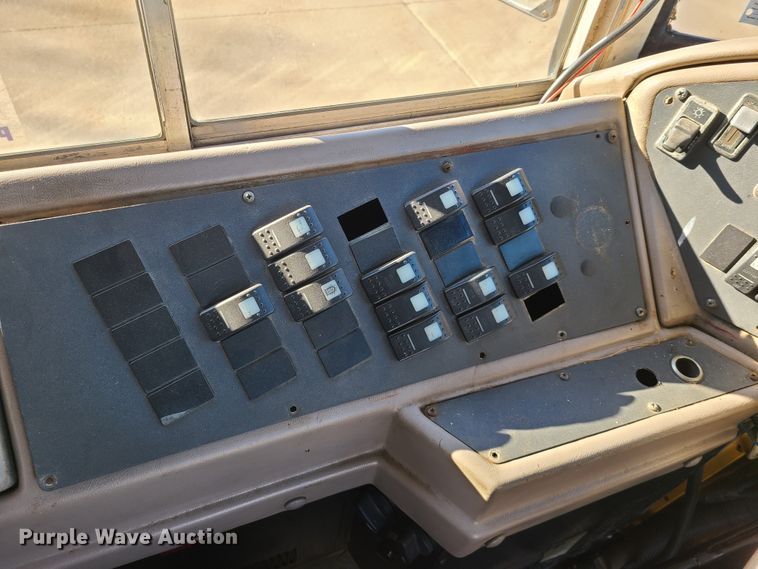 image for item DN6000 2001 International 3800  school bus