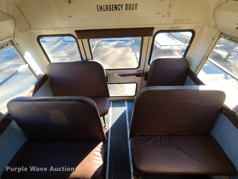 image for item DN6000 2001 International 3800  school bus