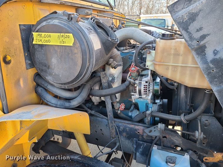 image for item DN6000 2001 International 3800  school bus