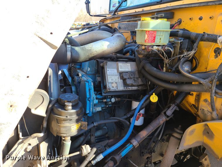 image for item DN6000 2001 International 3800  school bus