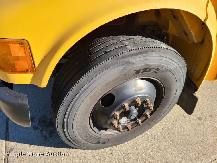 image for item DN6000 2001 International 3800  school bus