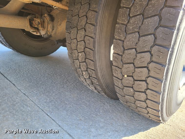 image for item DN6000 2001 International 3800  school bus