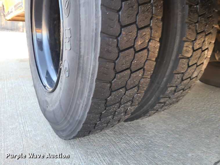 image for item DN6000 2001 International 3800  school bus