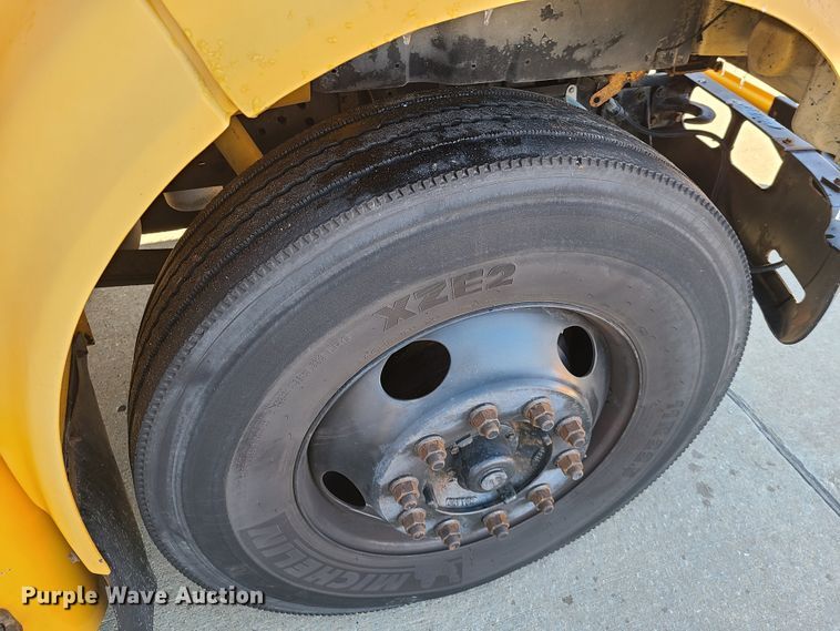 image for item DN6000 2001 International 3800  school bus