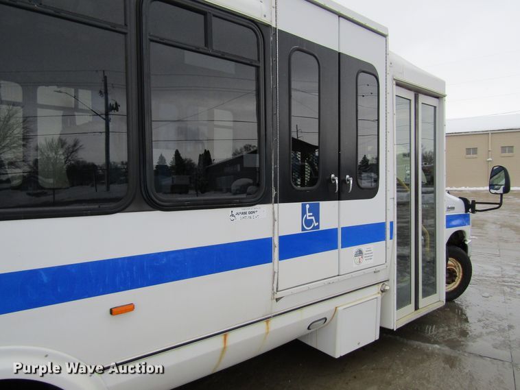 image for item GC9788 2009 Ford E450  shuttle bus