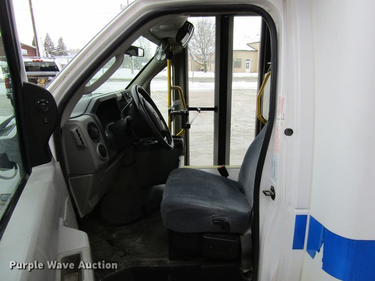 image for item GC9788 2009 Ford E450  shuttle bus