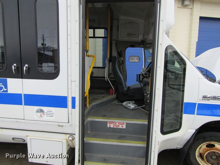 image for item GC9788 2009 Ford E450  shuttle bus