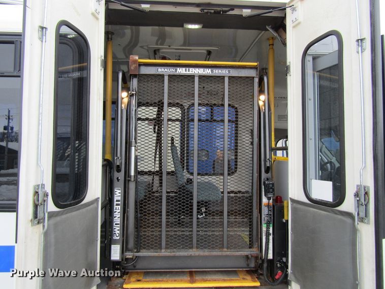 image for item GC9788 2009 Ford E450  shuttle bus