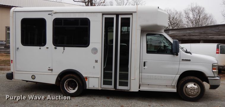 image for item GG9332 2009 Ford E350  shuttle bus