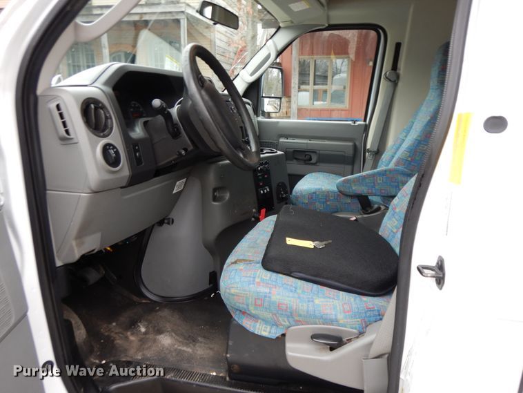 image for item GG9332 2009 Ford E350  shuttle bus