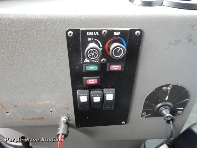 image for item GG9332 2009 Ford E350  shuttle bus