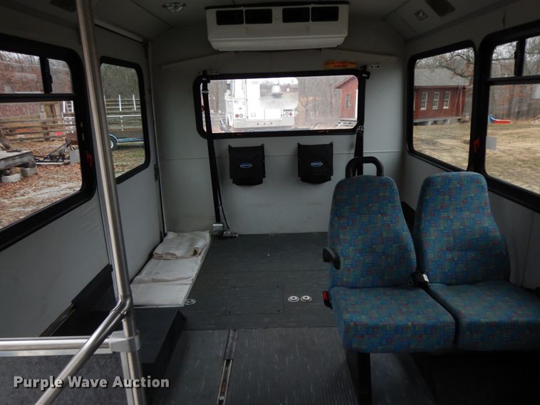 image for item GG9332 2009 Ford E350  shuttle bus