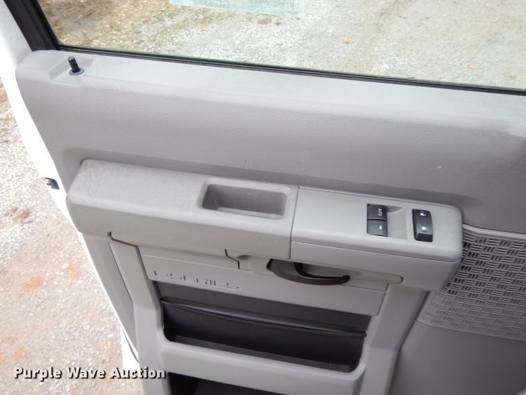 image for item GG9332 2009 Ford E350  shuttle bus