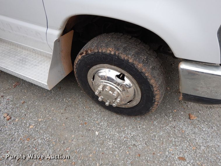 image for item GG9332 2009 Ford E350  shuttle bus