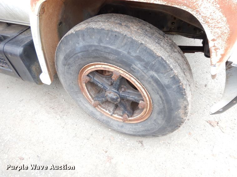 image for item GG9334 1984 Chevrolet 70  box truck