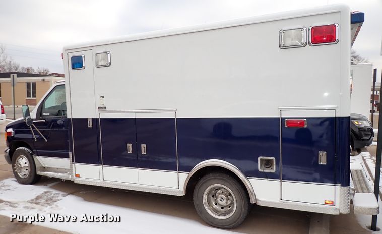 image for item HC9888 1998 Ford Econoline E450  Ambulance